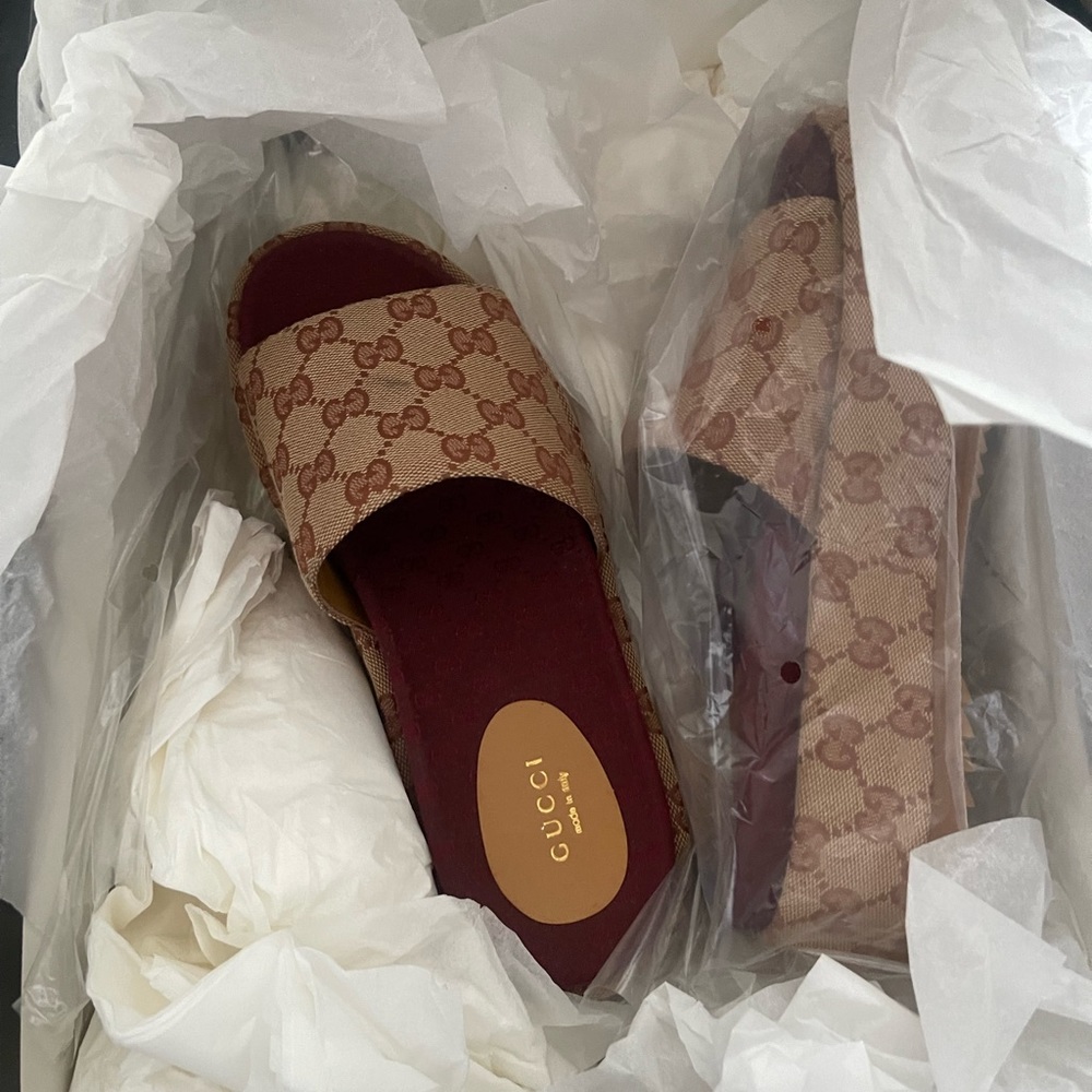 New never worn size 38 Gucci sandals